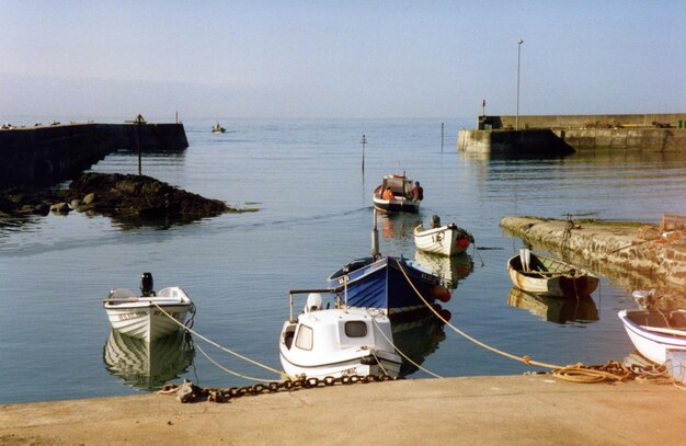Pinasses traditionnelles colorées dans un port ostréicole de Gujan-Mestras