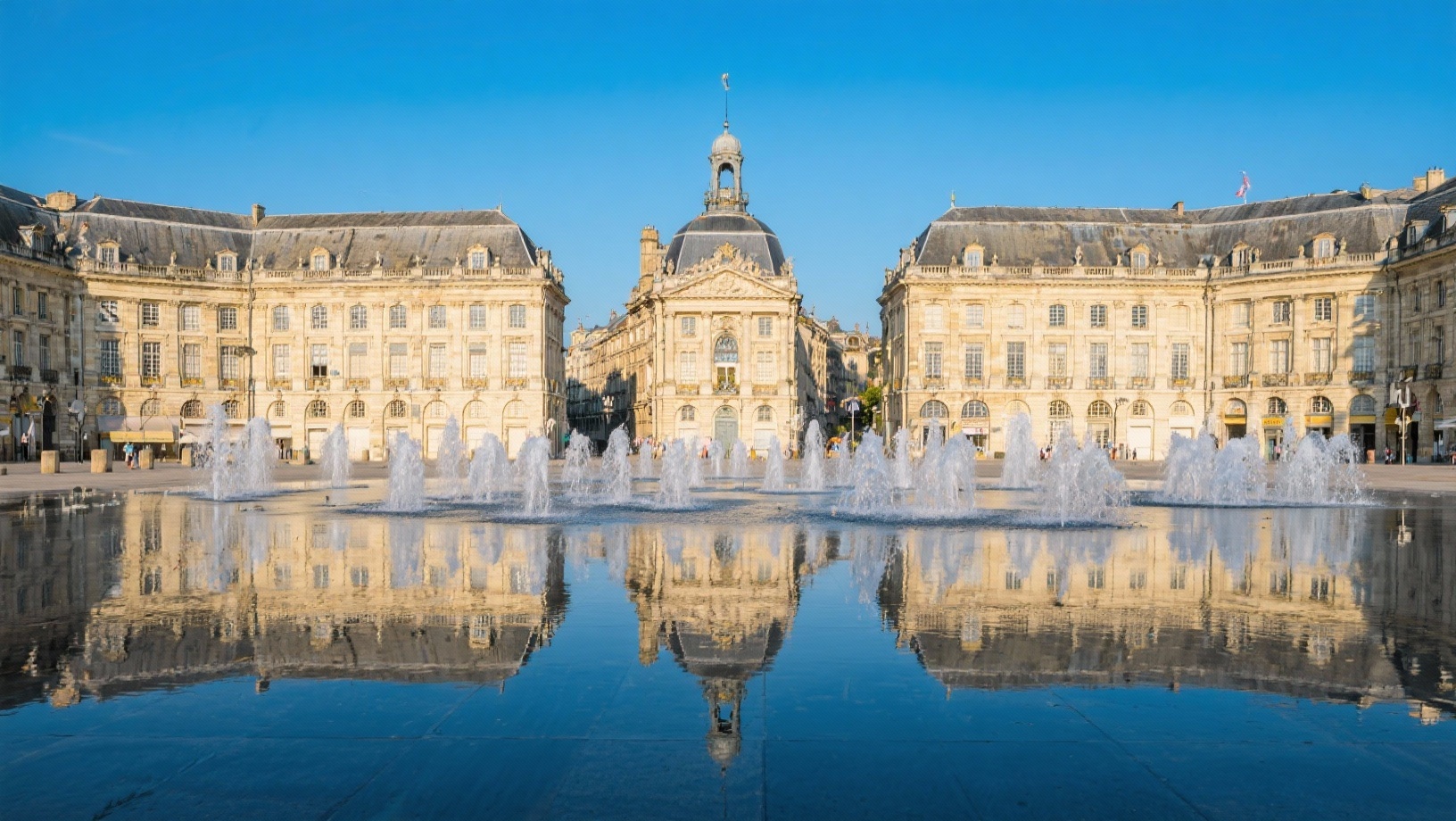Le Miroir d&rsquo;eau de Bordeaux avec façade XVIIIe en arrière-plan
