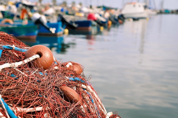 Filets de pêche traditionnels séchant sur les quais du Bassin d'Arcachon