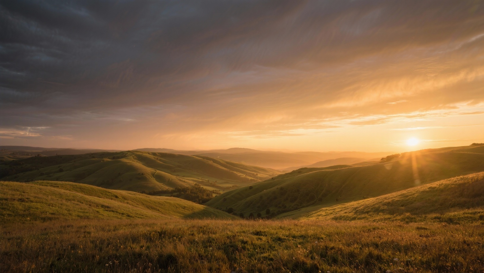 Paysage au lever du soleil avec lumière dorée sur les collines