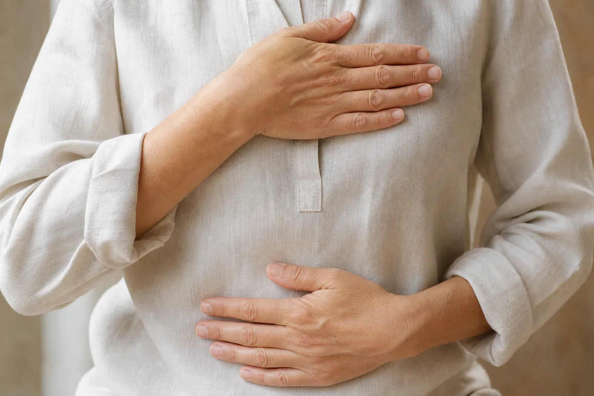Mains posées sur le buste pour suivre le mouvement respiratoire lent