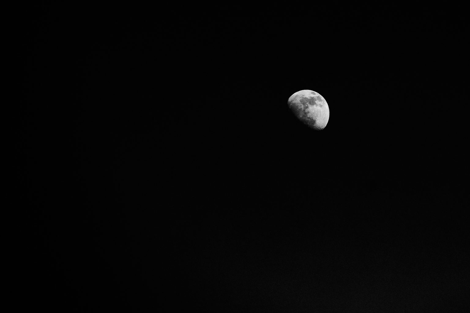 Lune très contrastée la nuit en noir et blanc photo avec un trépied par muriel joly photographe en gironde