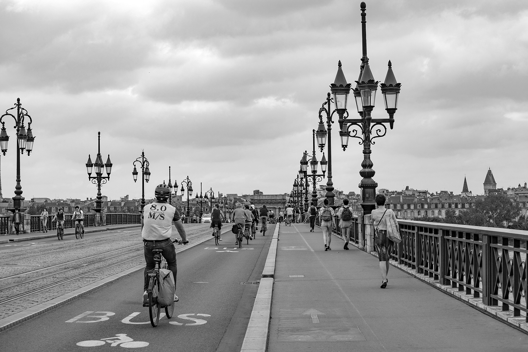 combien pour un shooting en noir et blanc du pont de pierre de Bordeaux avec des photographes professionnels