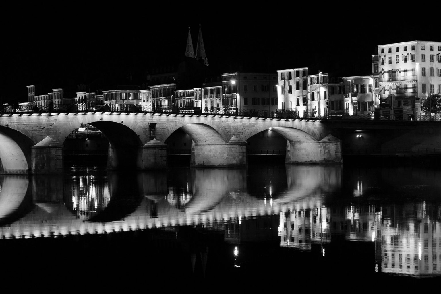reflet de la Saône à Macon en monochrome photo de ville la nuit