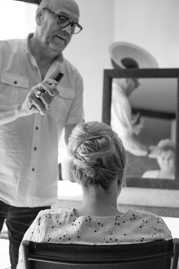 Photo de coiffure de mariage en noir et blanc avec le coiffeur et la mariée