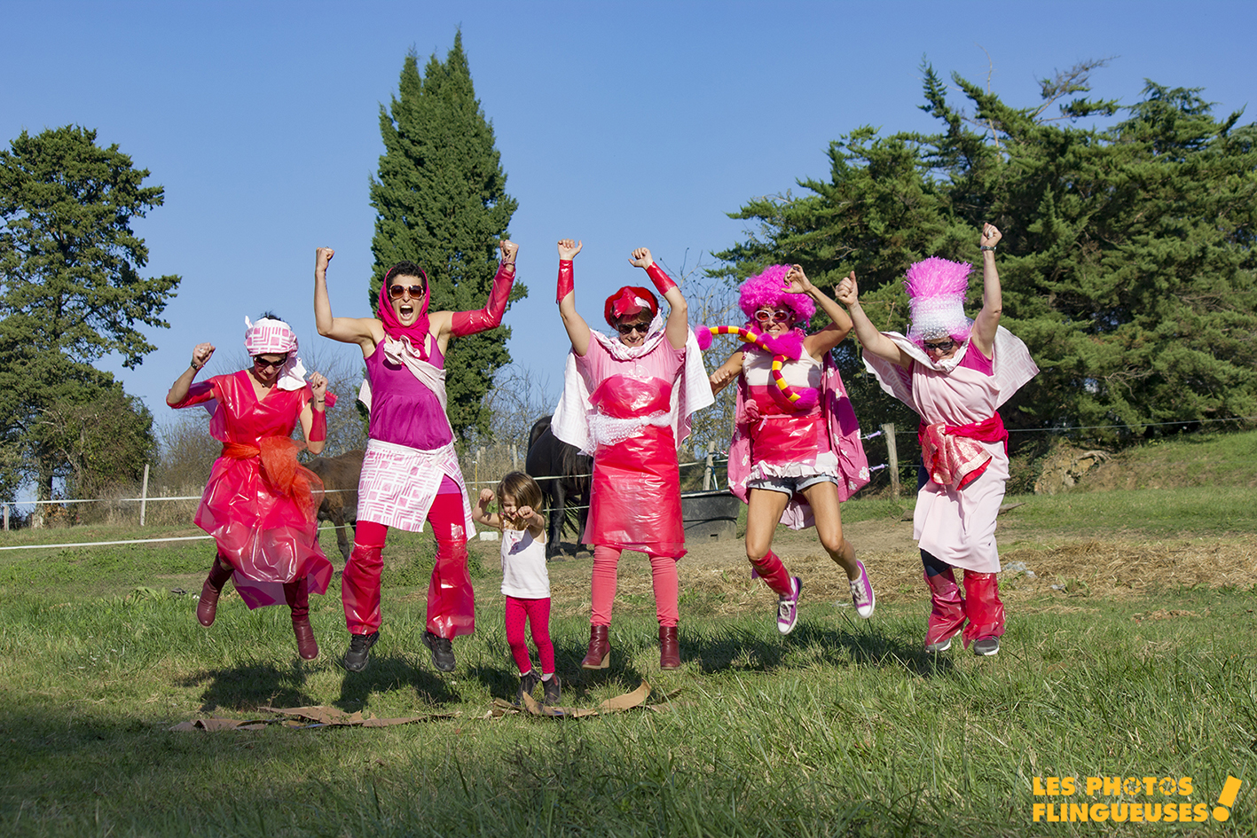photo de groupe de femme habillées en rose pour le mois d'octobre rose et qui sautent pour lutter contre le cancer, octobre rouge, photo rose