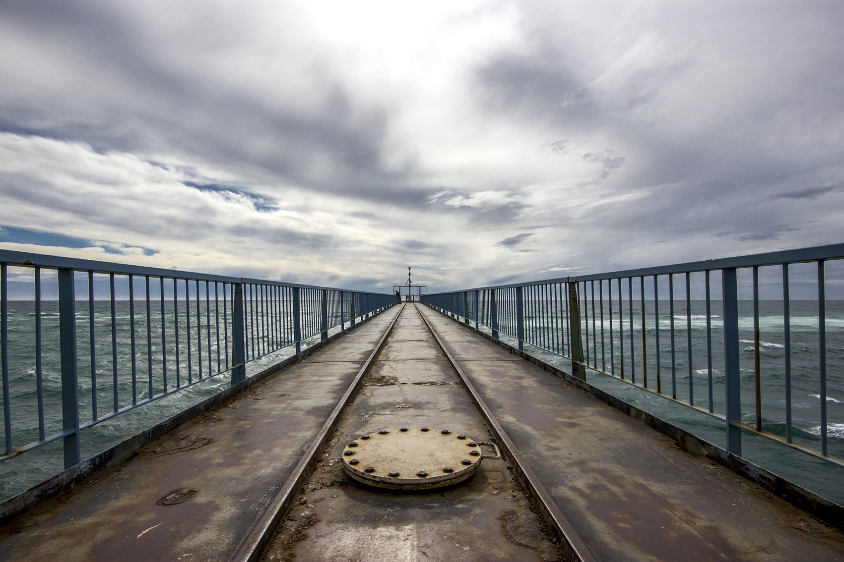 Le warf, photo du ponton en perspective avec un ciel orageux photo pose longue et photo avec un trépied par photographe bassin d'arcachon