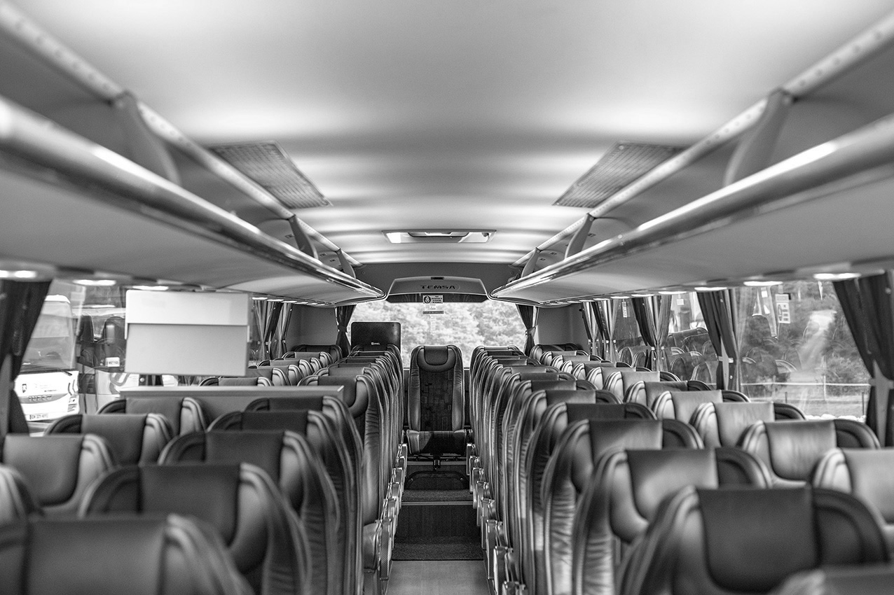 Intérieur de bus en noir et blanc avec les rangées de sièges photo nette