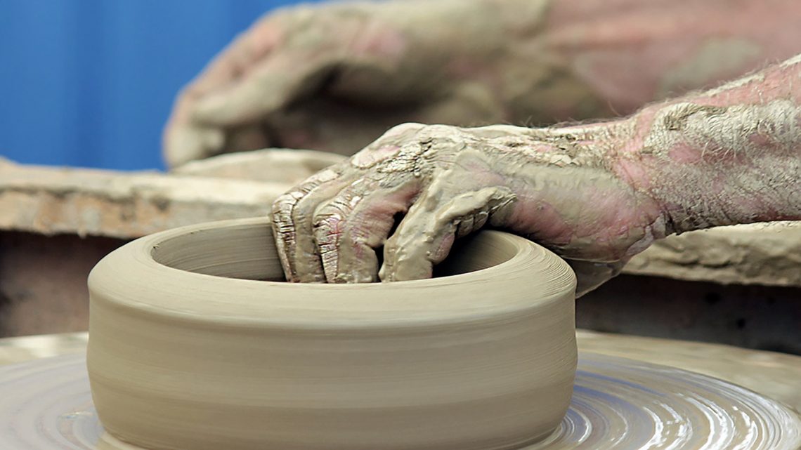 photo zoom sur une activité, la poterie, pour un photo-reportage en gironde