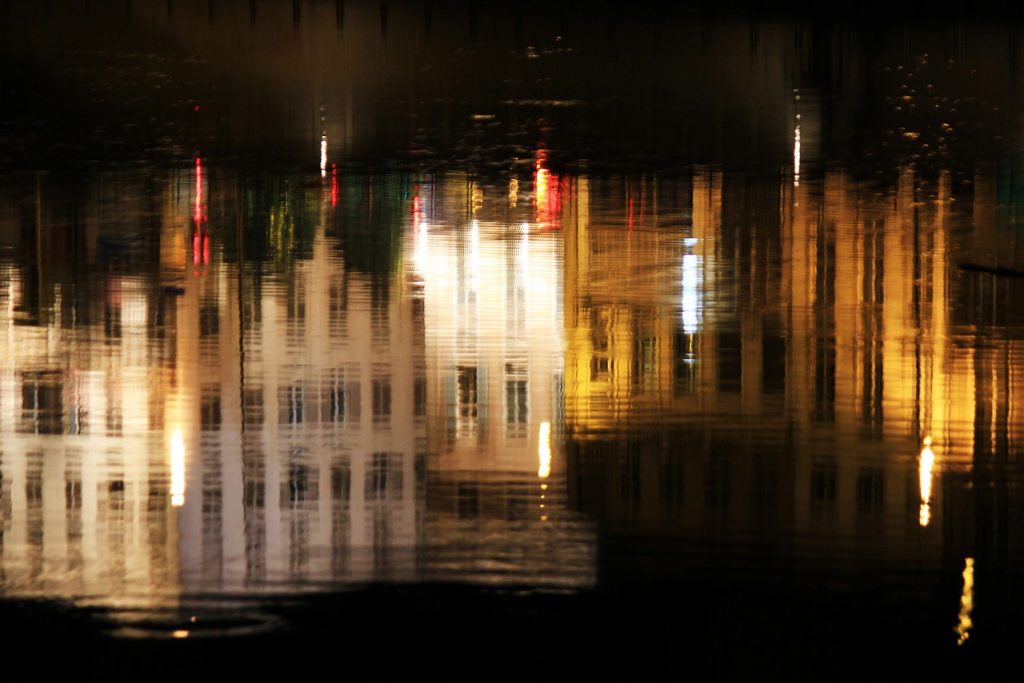 photographe en gironde, photo de nuit d'un reflet de ville dans l'eau avec un appareil photo numérique et un trépied, sans filtre photo