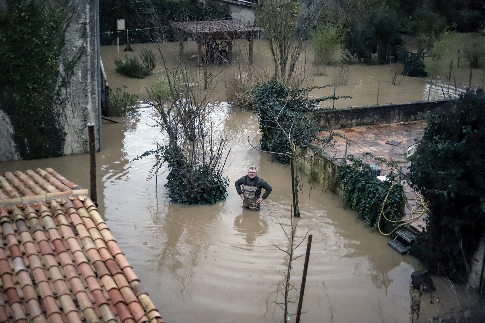 habitations inondées à la réole après de forts orages et des digues submergéesvers les affluents - Les débits d'eau font craindre des risques d'inonations